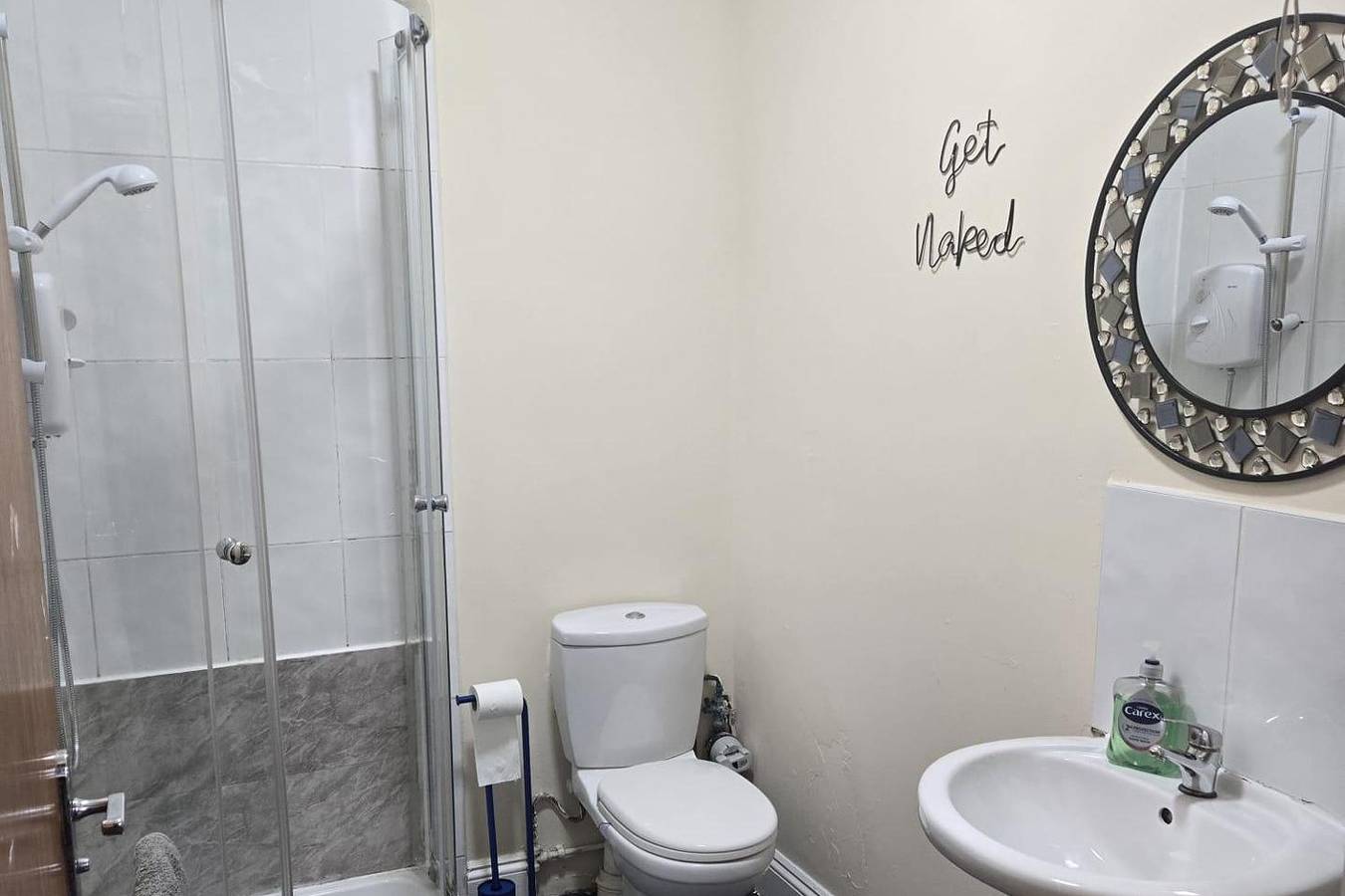 Entire holiday apartment, 2 Bed - Sleeps 6 - Private Balcony - City Centre in Wolverhampton, Birmingham Area