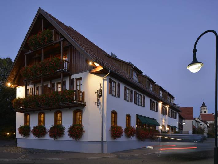 Romantik Hotel l Restaurant Hirsch - Einzelzimmer Pfaffenberg mit Balkon, 18 qm, Badezimmer mit Dusche in Sonnenbühl, Neckar-Alb