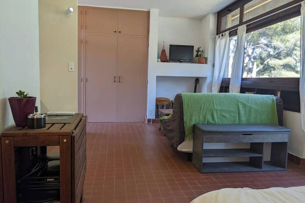 Apartamento entero, Independent studio 35m2 facing pond and beach in Saint-Chamas, Istres region