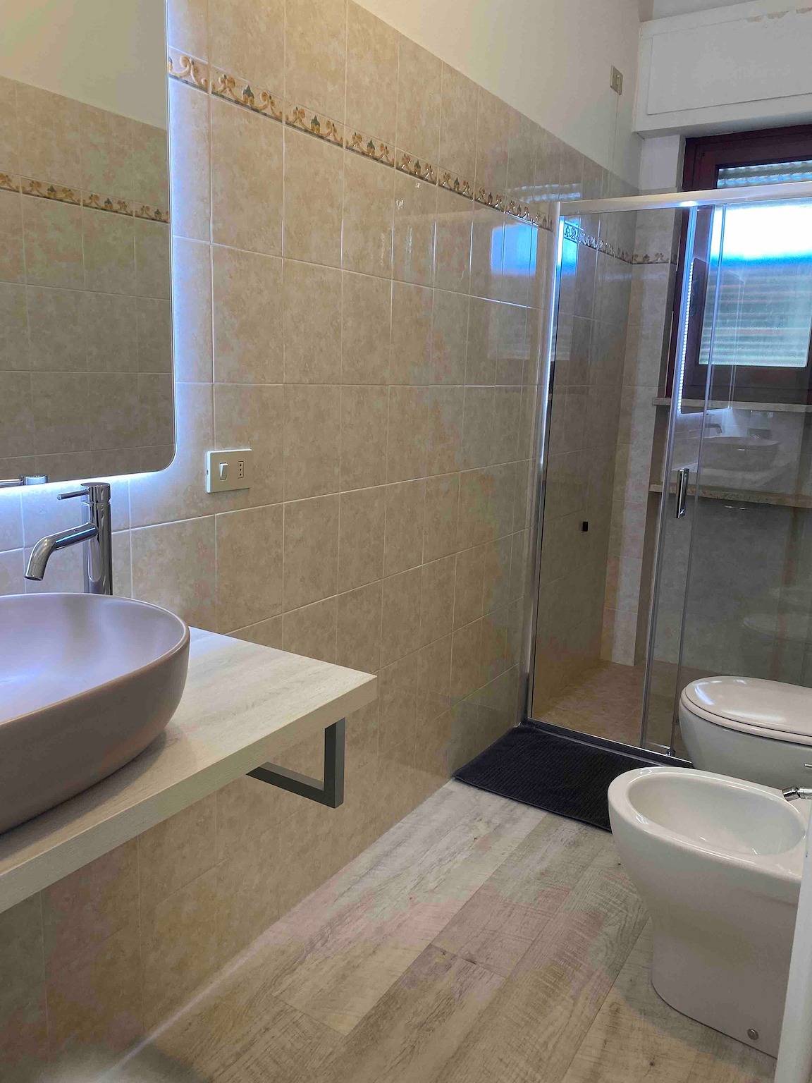 Ganze Wohnung, Ferienwohnung 'Fronte Mare' mit Balkon, Wi-Fi und Klimaanlage in Lido di Camaiore, Italienische Riviera