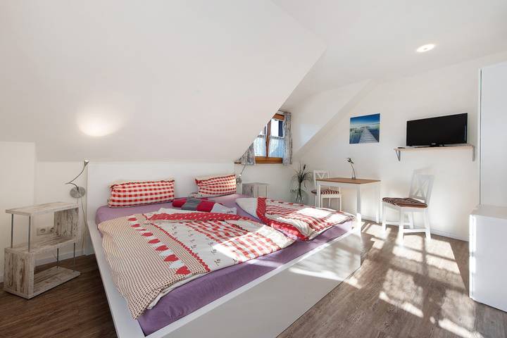 Habitación 'Doppelzimmer Swiss' con vistas al lago y Wi-Fi in Strandbad Meersburg, Meersburg