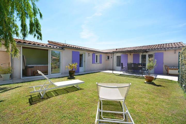 Location de vacances pour 4 personnes, avec terrasse et jardin ainsi que piscine et jacuzzi à L'Isle-sur-la-Sorgue