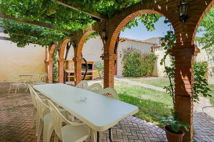 Villa for 15 people, with terrace and garden as well as pool - 1