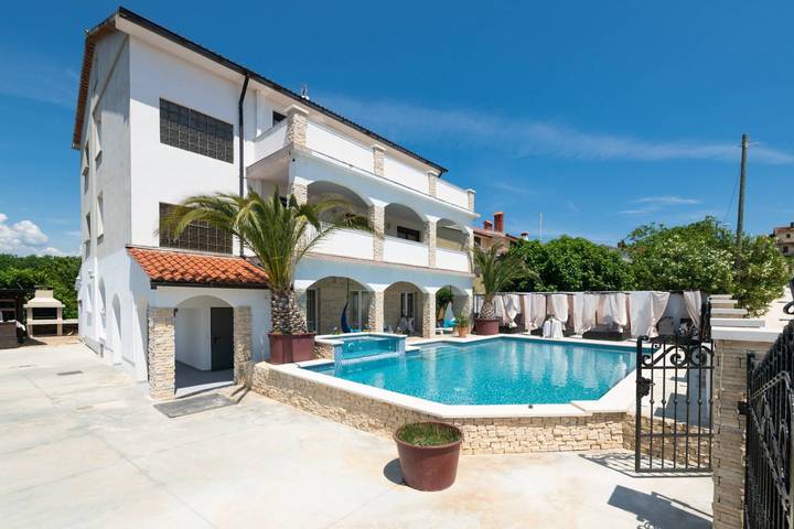 Villa für 22 Personen, mit Pool und Garten sowie Balkon und Sauna in Medulin - 2