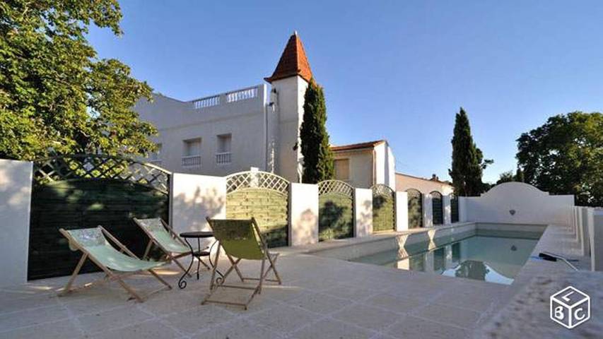 Location de vacances pour 5 personnes, avec piscine et vue ainsi que sauna et jardin à La Rouvière