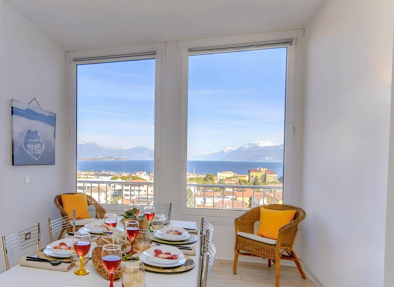 Entire apartment, Desenzanoloft La Finestra sul Lago in Desenzano del Garda, Garda Mountains