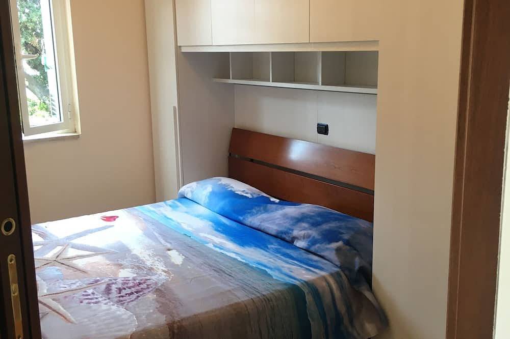 Apartamento entero, Apartamento 'Casa Di Clara Fregene' con terraza privada, jardín privado y aire acondicionado. in Fregene, Provincia de Roma