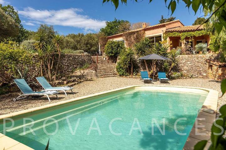 Maison de vacances pour 6 personnes, avec Balcon/Terrasse ainsi que Jardin et Piscine à Ollioules