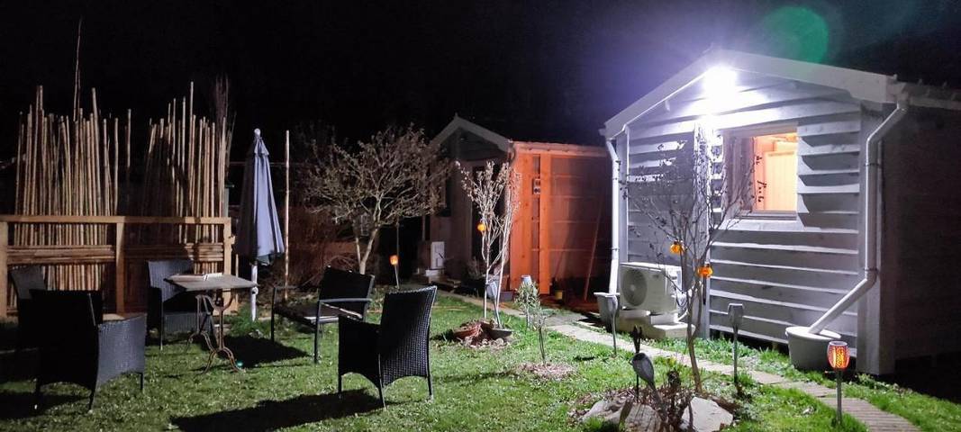 Gîte pour 2 personnes, avec Terrasse ainsi que Jardin et Vue à Villefontaine