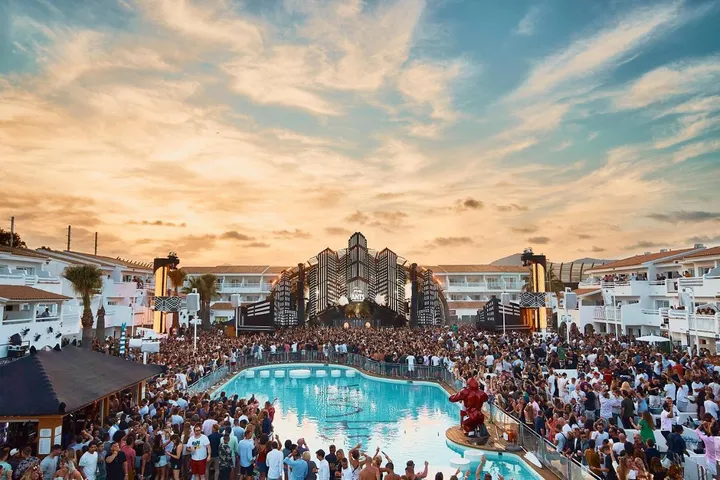 Hotel for 3 people, with pool and balcony - 1