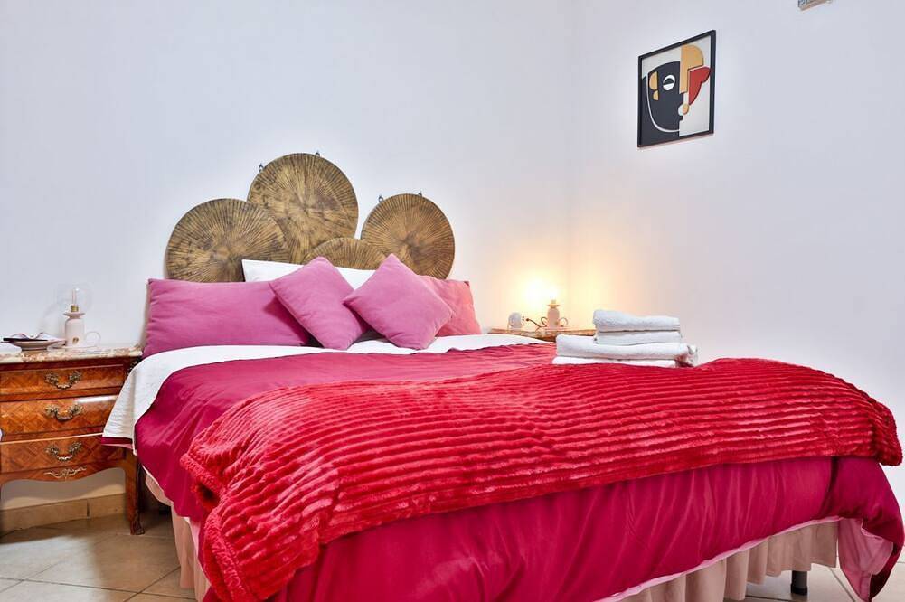 Entire apartment, Guesthost - Cozy apartment that can accommodate up to 6 people, located in an independent villa with garden. The apartment is 900 meters from the Circumvesuviana for Naples-Pompei-Sorrento, perfect for traveling in the area and reaching all points of int in San Giorgio a Cremano, Vesuvio National Park