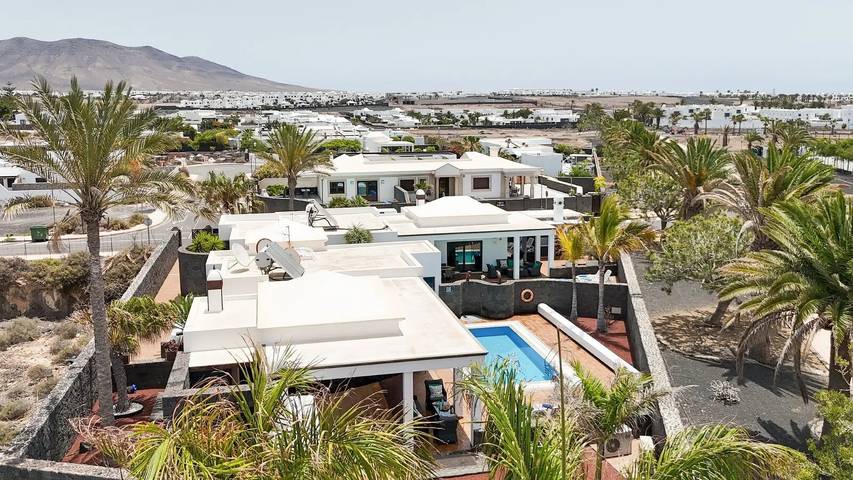 Villa for 6 people, with Hot tub and Garden as well as Sauna in Playa Blanca