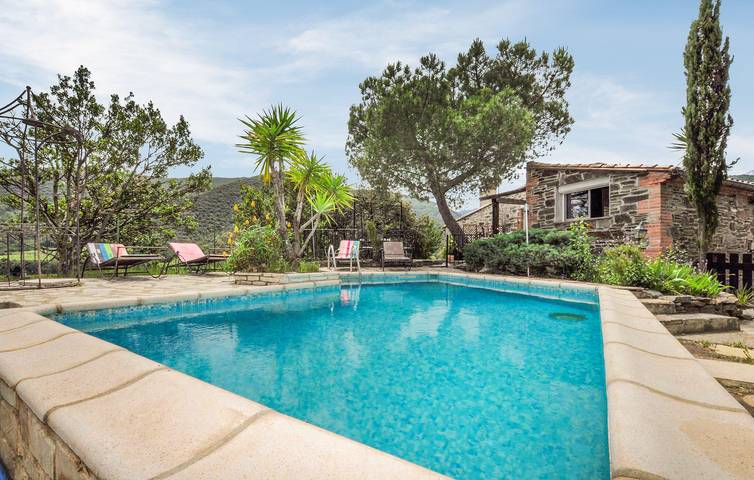 Location de vacances pour 14 personnes, avec jardin ainsi que terrasse et piscine, animaux acceptés à Rigarda