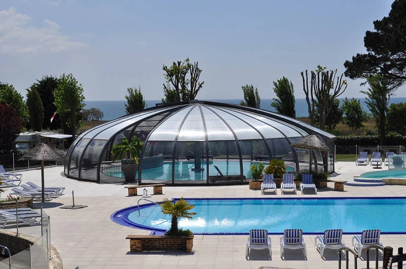 Zecamping 4 étoiles 500m plage piscine couverte mobil-home Tv Bbq 18m2 in Raguenes, Névez