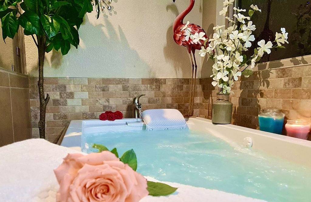 Spacious, Large Pool, Hot Tub, Oasis -close to Speedway, Strip, Airport in North Las Vegas, Nevada