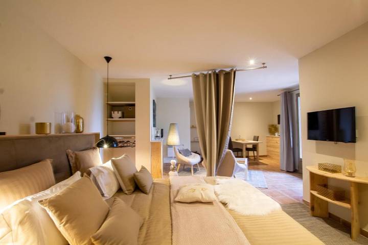 Location de vacances pour 2 personnes, avec vue et jardin à Sainte-Nathalène - 3