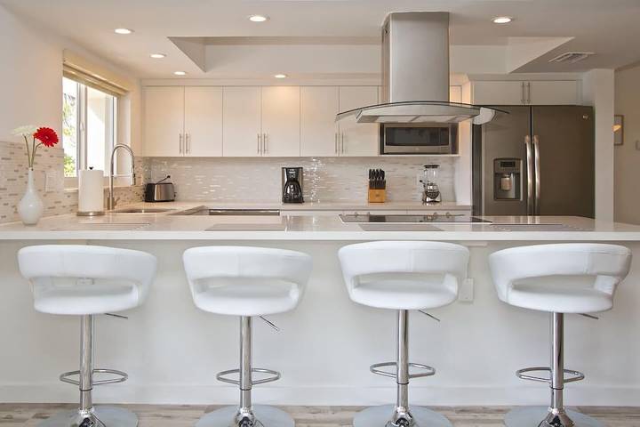 Beach rental for 4 people, with pool and balcony as well as yard and hot tub in Pompano Beach