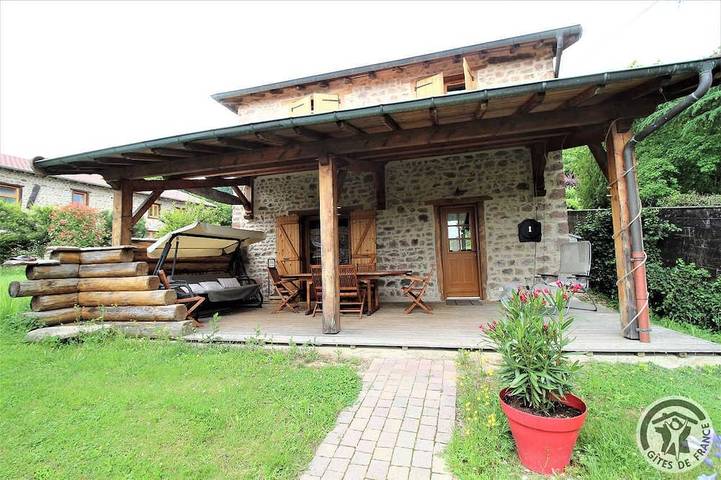 Location de vacances pour 5 personnes, avec Terrasse ainsi que Jardin et Piscine à Poule-les-Écharmeaux