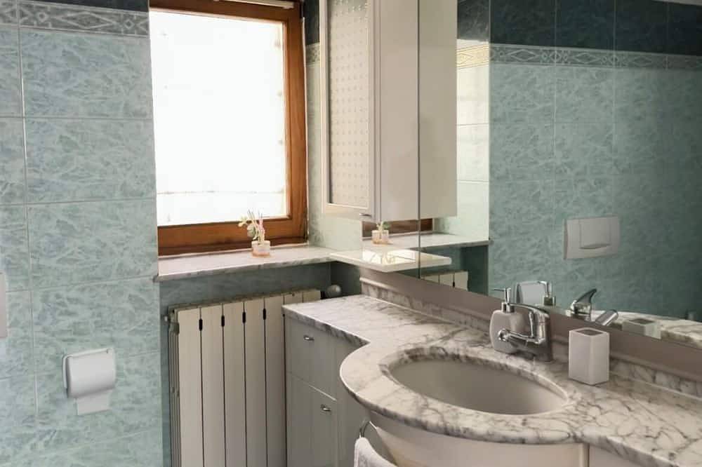 Ganze Wohnung, Apartment in Lake Orta, nearby the lake . in Pettenasco, Comune di Pettenasco