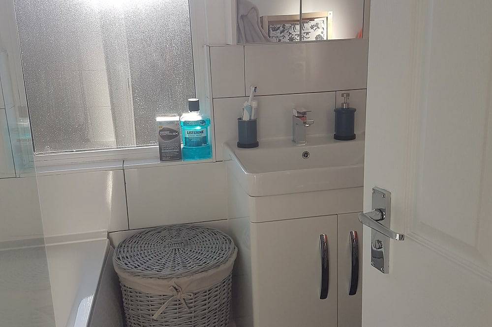 1 Double Bedroom in Sudbury Hill - 10 mins from Wembley Stadium in Brent, London