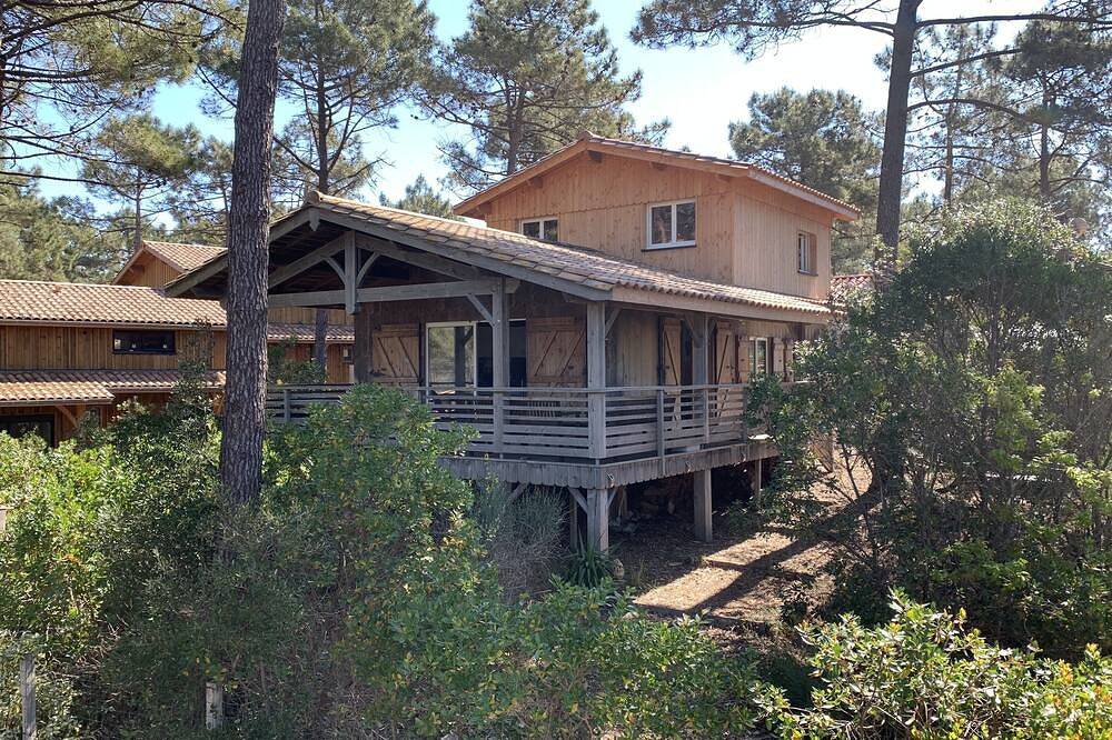 Wooden house close to the ocean in a gated community. in Carcans Plage, Carcans