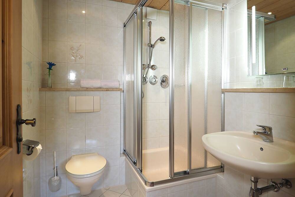 Ganze Wohnung, Ferienwohnung Nr. 2, 2-4 Personen, 42 qm, Balkon, Schlafzimmer+Wohnküche mit Schlafcouch in Hintersee, Ramsau bei Berchtesgaden