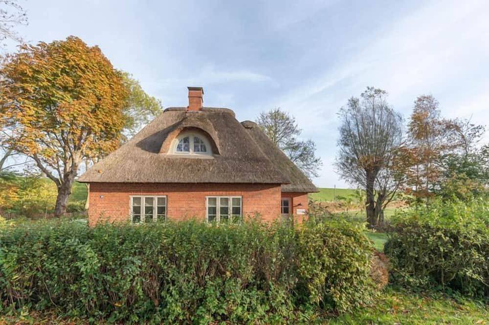 Reetgedecktes Ferienhaus mit Kachelofen in Tetenbüll, Eiderstedt