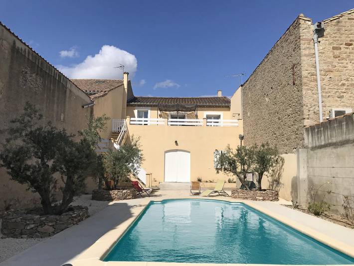 Location de vacances pour 6 personnes, avec piscine ainsi que balcon/terrasse et terrasse à Olonzac