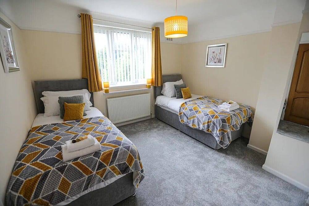 Crabtree House 5Br Moreton, Wirral, Close To Liverpool & Chester in Merseyside