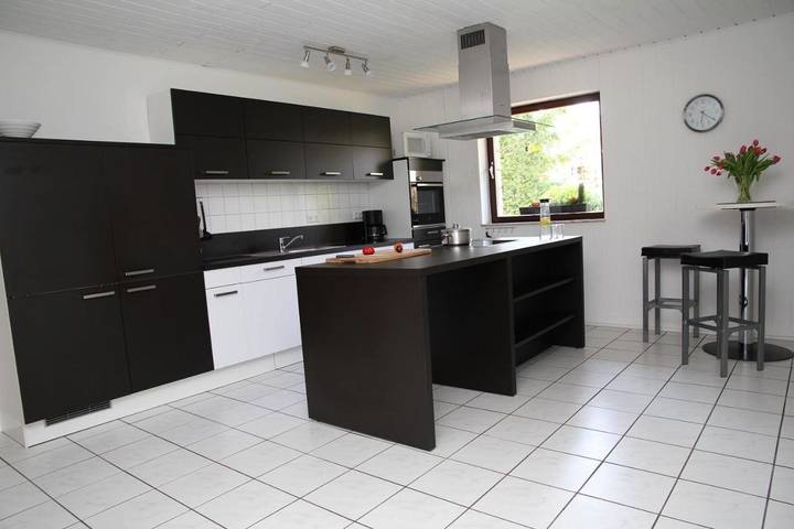 Ferienhaus für 27 Personen, mit Ausblick und Garten, kinderfreundlich in Ulmen - 3