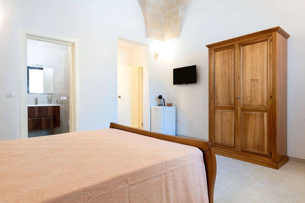 Entire apartment, Room 'Piano Terra' with Private Garden, Wi-Fi and Air Conditioning in Pulsano, Gulf of Taranto