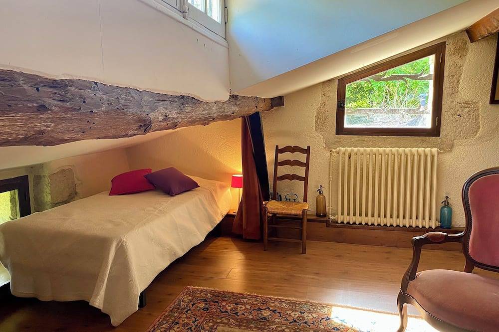 Old house, charm and calm assured. For eight people in Montpezat, Agen region