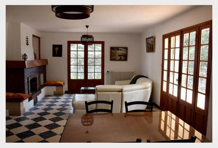Location de vacances pour 5 personnes, avec jardin ainsi que vue et terrasse dans Office De Tourisme De Grignan