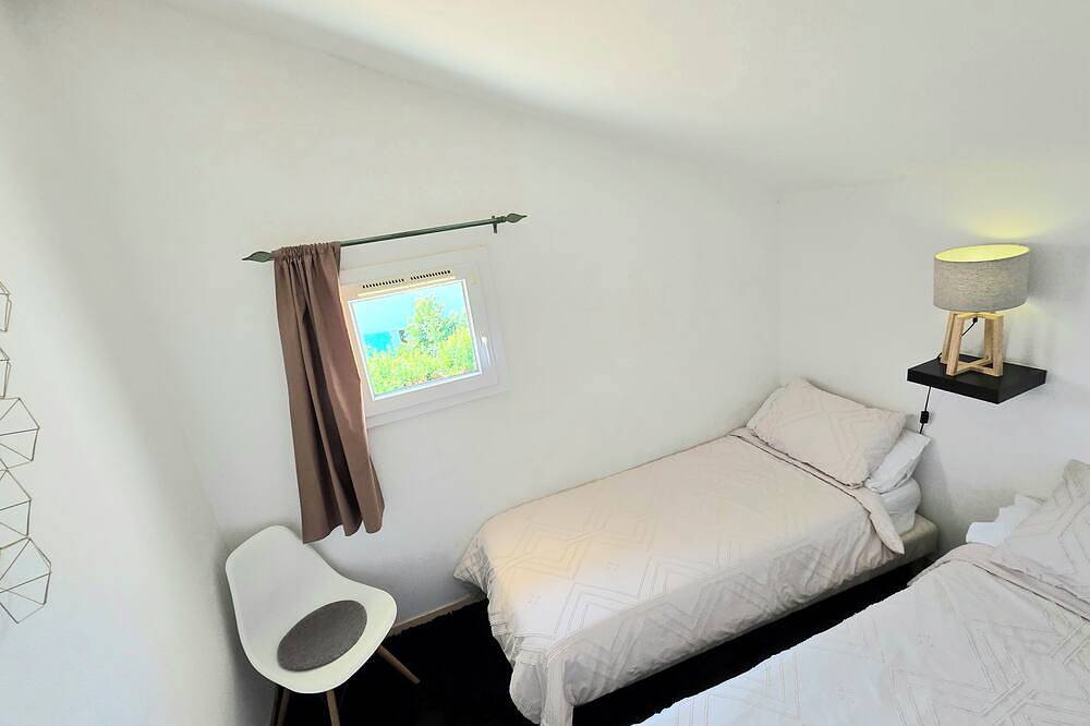 Charming 2-bedroom house with pool, Wifi, Ac in peaceful Eyguières in Eyguières, Region de Arles