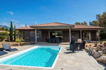 Villa pour 8 personnes, avec piscine et jardin à Figari