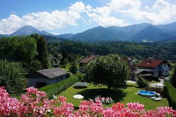 Gîte pour 3 personnes, avec vue ainsi que jardin et piscine, adapté aux familles à Faak am See