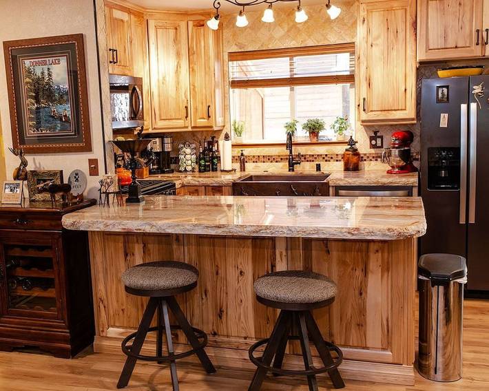 Log cabin for 8 people, with hot tub and yard as well as pool, with pets in Donner Lake