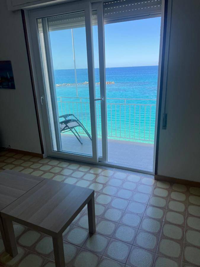 Casa vacanza per 10 persone, con giardino e panorama nonché vista lago, adatto a famiglie con bambini in Vibo Marina