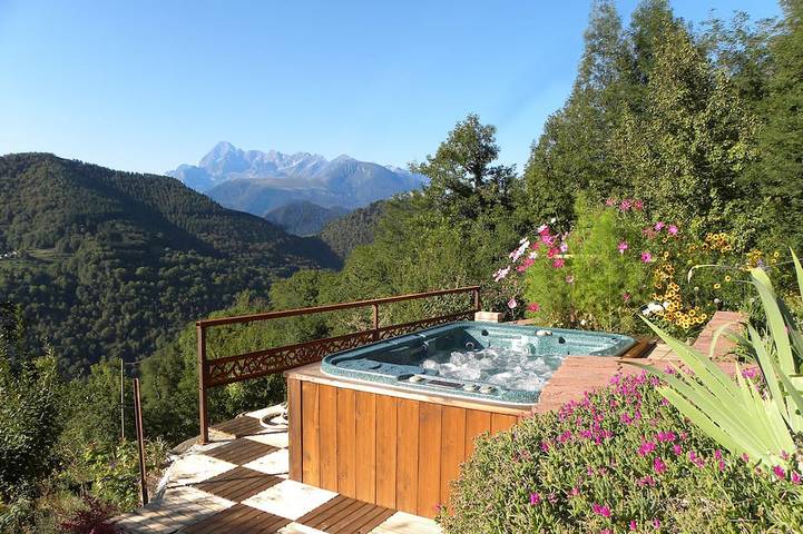 Gîte pour 4 personnes, avec terrasse et jacuzzi dans l' Ariège