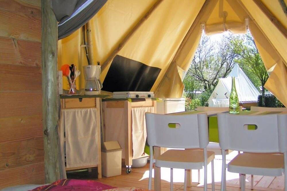 Zecamping 3 étoiles piscine chauffée locatif Bbq 19m2 in Argentonnay, Deux-Sèvres