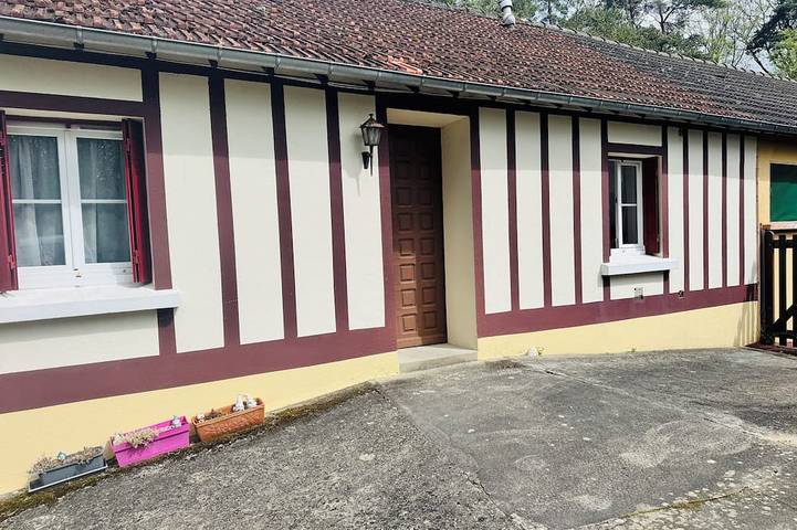Entire apartment, Bright, quiet T1 with private parking in Bagnoles-de-l'Orne, Parc naturel régional Normandie-Maine