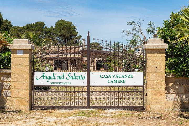 Entire apartment, Apartment 'C H Terra' with Private Terrace, Wi-Fi and Air Conditioning in Santa Cesarea Terme, Lecce Province