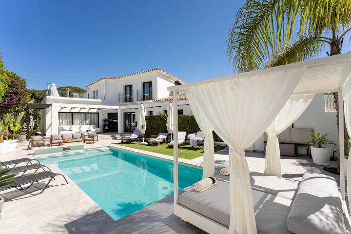 Chalet para 10 personas, con jacuzzi además de piscina y balcón en Puerto Banús