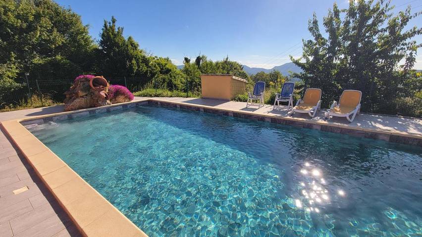 Chalet pour 4 personnes, avec Terrasse et Jardin ainsi que Piscine et Vue