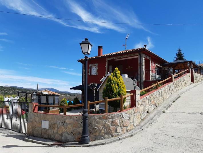 Casa de vacaciones para 8 personas, con piscina además de jardín y vistas, Se admiten mascotas en Burgohondo