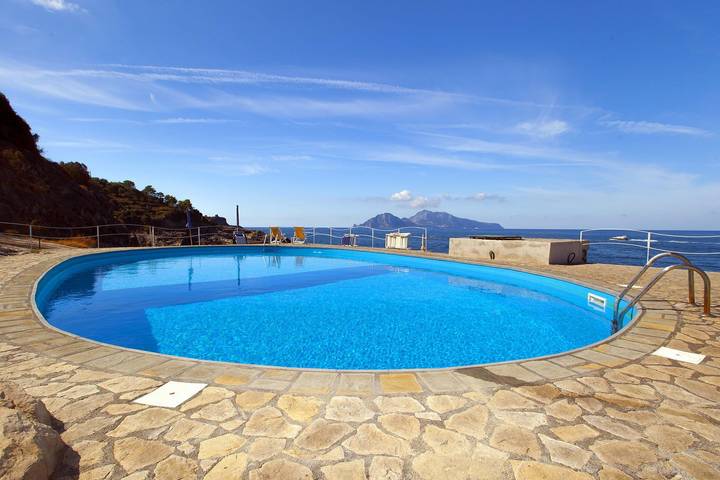 Location de vacances pour 8 personnes, avec jardin ainsi que terrasse et piscine à Massa Lubrense - 3