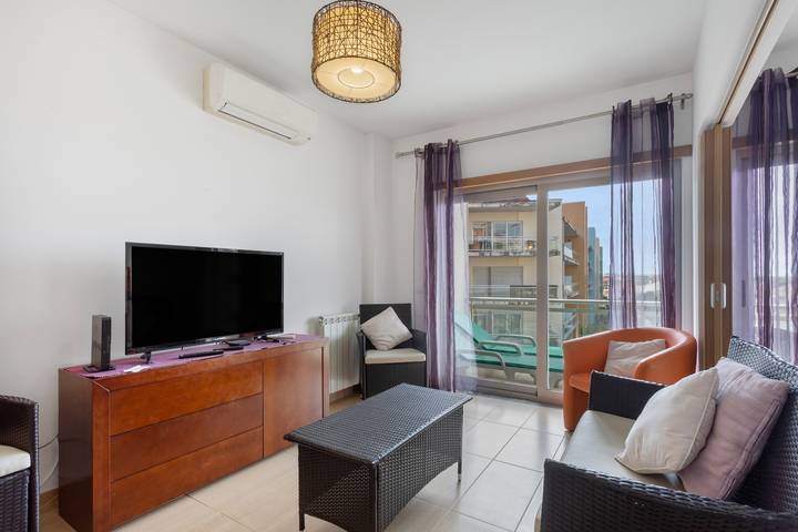 Entire apartment, 'Pérola Do Oeste' Apartment with Shared Pool, Wi-Fi, and Air Conditioning in Praia de São Martinho do Porto, São Martinho do Porto