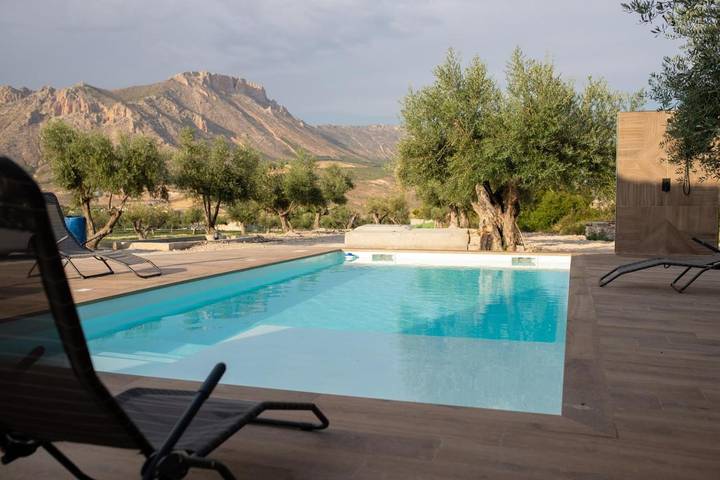 Casa rural para 14 personas, con piscina además de terraza y jardín, Se admiten mascotas en Vélez-Blanco