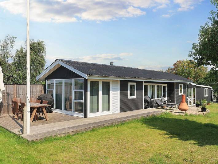 Ferieudlejning for 4 personer, med Terrasse og Have i Karrebæksminde