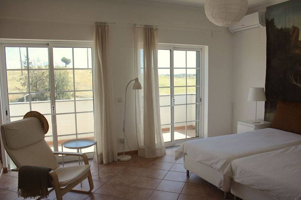 Spacious 2-storey villa with swimming pool and large garden, 6 minutes from Praia Verde. in Castro Marim, Faro Distrikt